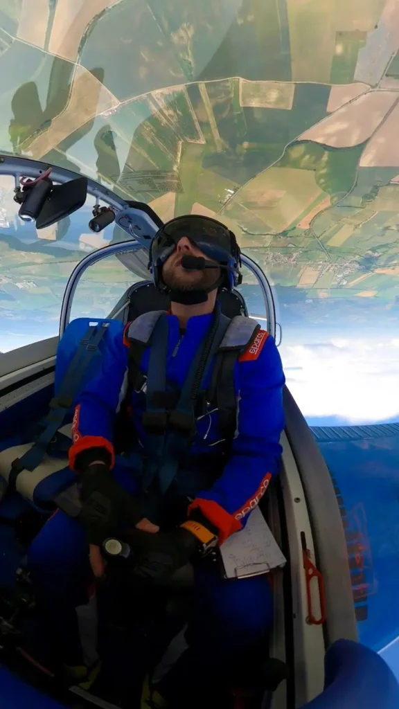 Dolu hlavou - akrobatický let FlyDoc